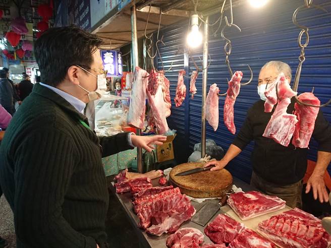 台南市政府卫生局于莱猪叩关首日，至台南市多家摊贩、餐厅稽查。（卫生局提供／李宜杰台南传真）