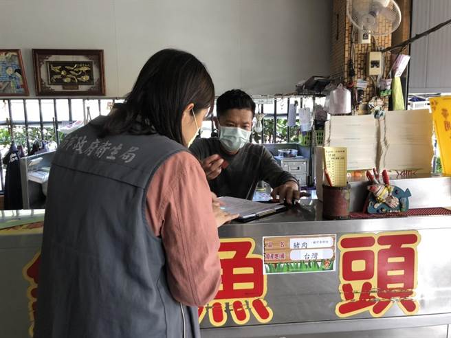 台南市政府卫生局于莱猪叩关首日，至台南市多家摊贩、餐厅稽查。（卫生局提供／李宜杰台南传真）