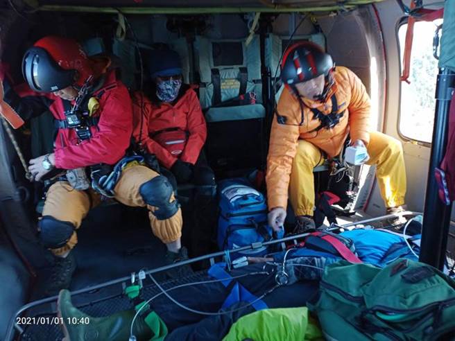 塔芬谷山屋登山客不適　空勤馳援助下山（空勤總隊提供／中央社）