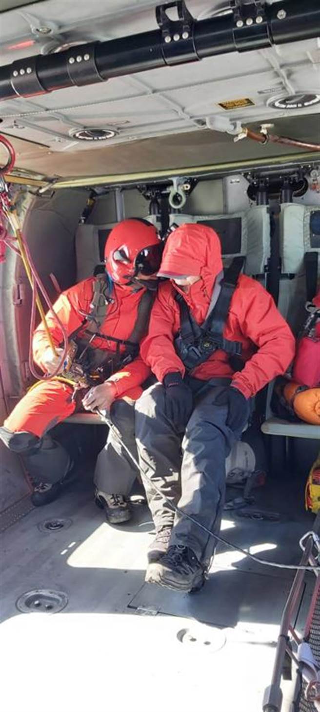 花蓮白石池登山客受傷　空勤助吊掛下山(空勤總隊提供／中央社)
