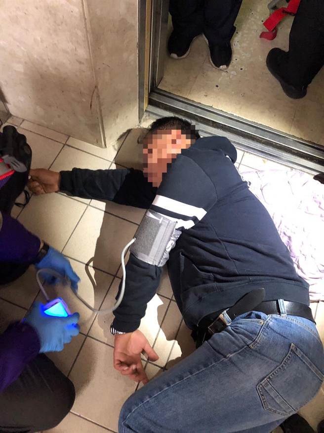 平鎮一名男子跨年夜時疑因血糖過低在電梯前暈厥。（翻攝照片／黃婉婷桃園傳真）