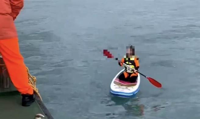 花莲溪口划立桨  7游客遭冲往外海 2人落海惊险获救（海巡署提供）