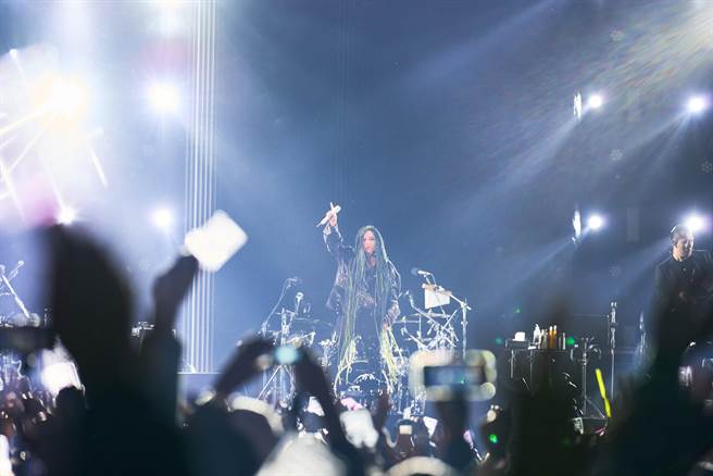 阿妹昨晚在台东海滨公园举办跨年演唱会。（声动娱乐提供）