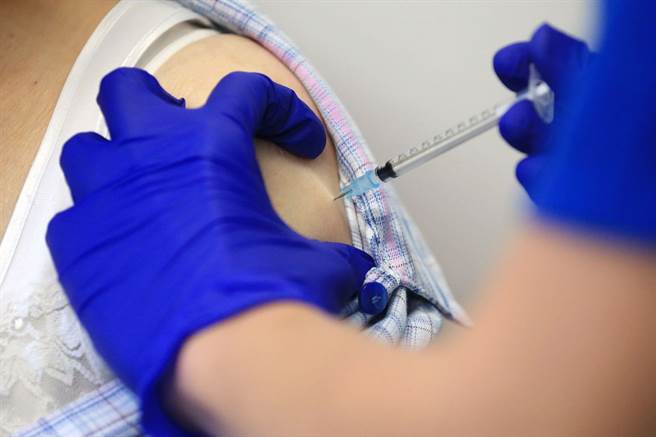 英國施打輝瑞疫苗（路透）