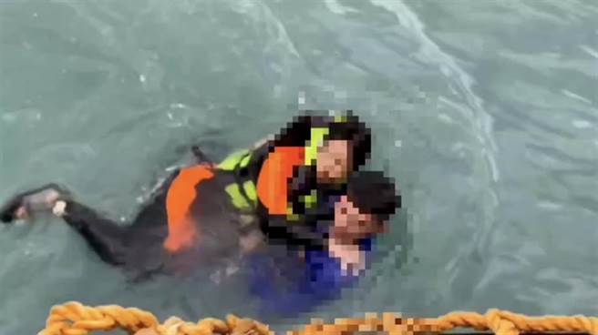 海巡队员利用救生圈及搭建救生网，将7人全数救上甲板。（花莲海巡队提供／王志伟花莲传真）