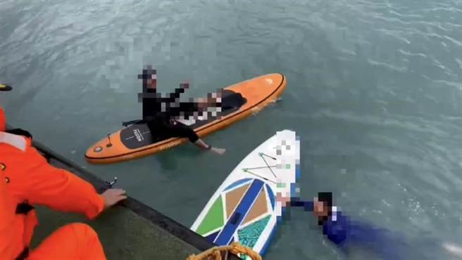 冷玩衝浪立桨，被飘流至外海，海巡人员赶往救援。（花莲海巡队提供／王志伟花莲传真）