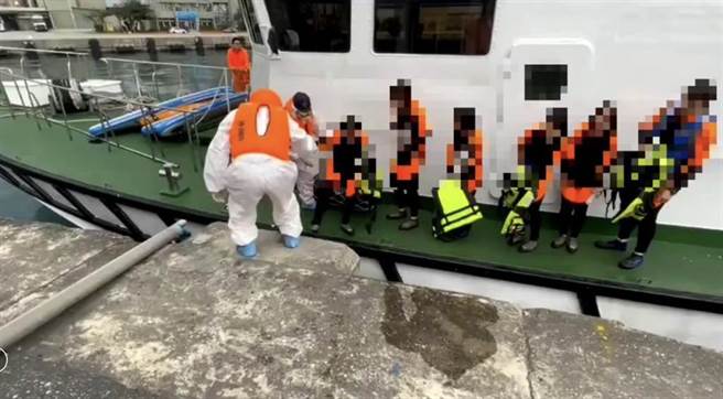 5女2男游客获救，海巡队员在岸边护送他们回程，还安慰「平安就好」。（花莲海巡队提供／王志伟花莲传真）