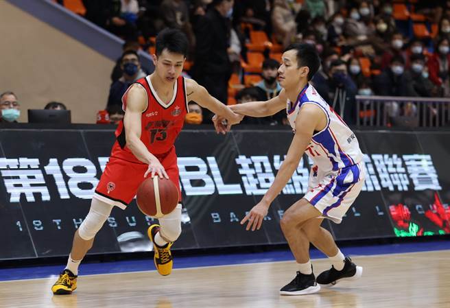 台銀後衛陳昱瑞運球突破裕隆後衛呂濟而的防線。(中華籃協提供)