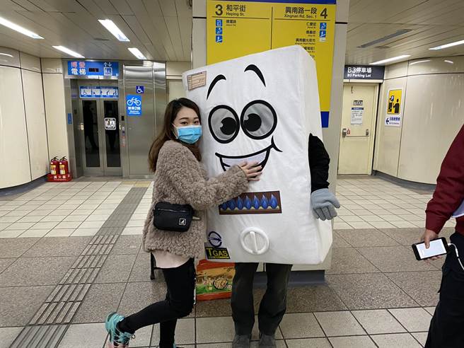 新北市政府消防局第七救災救護大隊今（1日）前往南勢角捷運站進行「快閃CO平安宣導員」一氧化碳中毒宣導。（第七大隊提供）