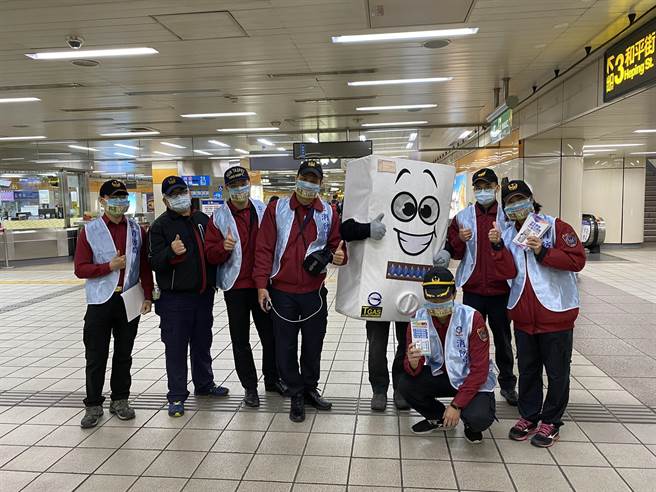 新北市政府消防局第七救災救護大隊今（1日）前往南勢角捷運站進行「快閃CO平安宣導員」一氧化碳中毒宣導。（第七大隊提供）