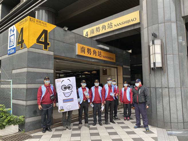 新北市政府消防局第七救災救護大隊今（1日）前往南勢角捷運站進行「快閃CO平安宣導員」一氧化碳中毒宣導。（第七大隊提供）