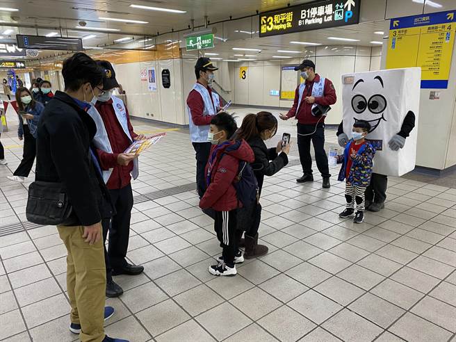 新北市政府消防局第七救災救護大隊今（1日）前往南勢角捷運站進行「快閃CO平安宣導員」一氧化碳中毒宣導。（第七大隊提供）