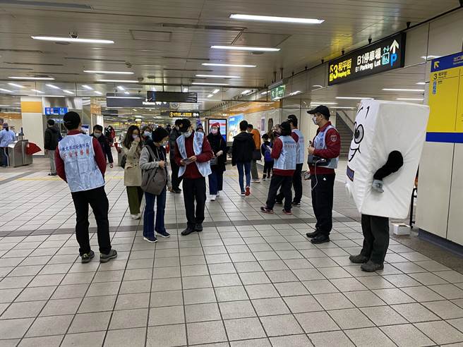 新北市政府消防局第七救災救護大隊今（1日）前往南勢角捷運站進行「快閃CO平安宣導員」一氧化碳中毒宣導。（第七大隊提供）