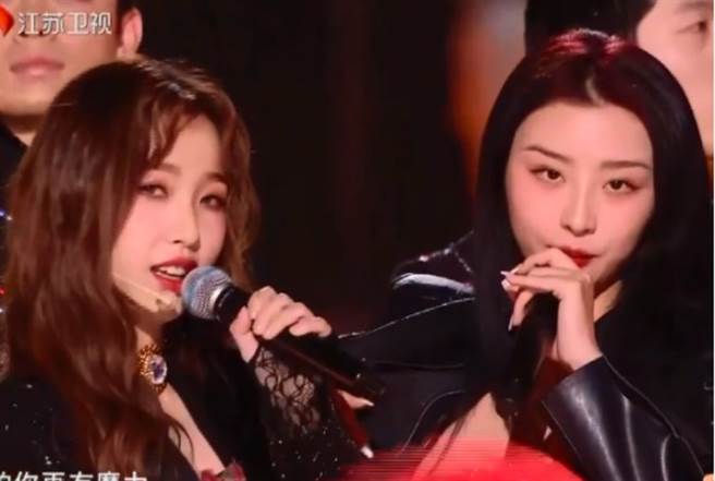 虞书欣和赵小棠一开口，堪比「车祸现场」的嗓音连郎朗都一脸尷尬神情，几乎弹到快崩溃。(图/ 摘自微博)