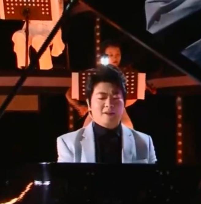 伴奏的郎朗都面露难色，出现皱眉尷尬的表情，看得出来相当吃惊。(图/ 摘自微博)