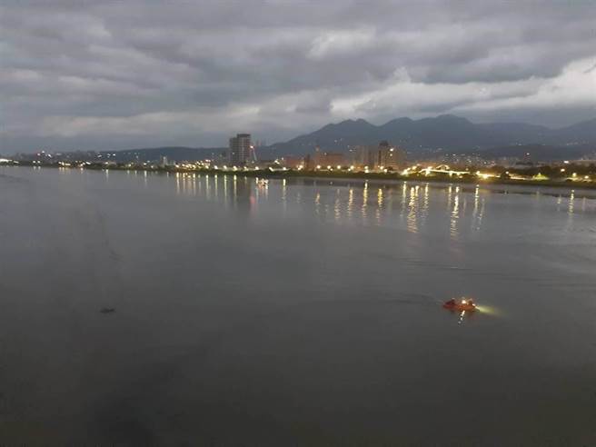 元旦遊艇趴內幕 僑生「20瓶香檳」開喝迎新年 目擊者：他甲板嘔吐落水（翻攝畫面）