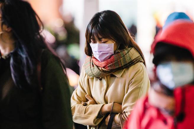 圖為寒流來襲，北台灣氣溫降至10度以下，民眾下班頂著寒風返家。（資料照片 郭吉銓攝）

