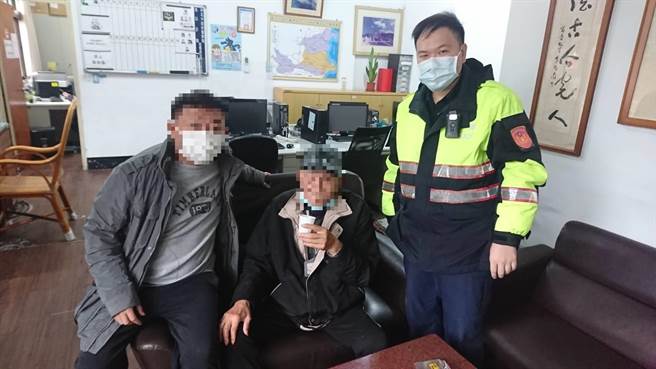 7旬老翁忘记回家的路，新北市金山警分局警员助返家。（金山警分局提供）