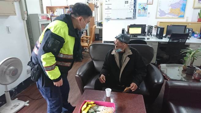 7旬老翁忘记回家的路，新北市金山警分局警员助返家。（金山警分局提供）