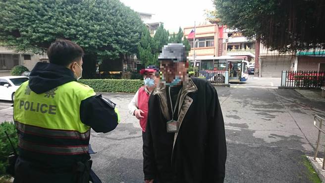 7旬老翁忘记回家的路，新北市金山警分局警员助返家。（金山警分局提供）
