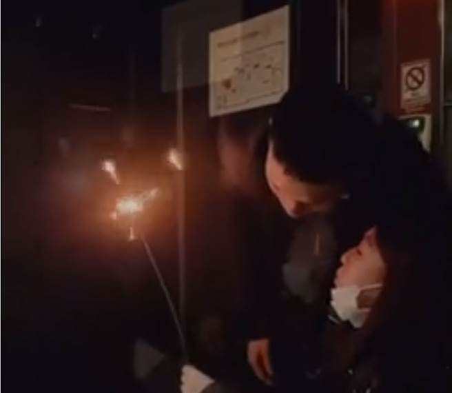 KTV包厢仙女棒火花狂甩 超魔性笑声喊「新年快乐」 网怒:不怕死吗（翻摄 社群网站Dcard）