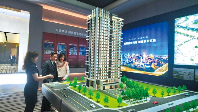 住展杂志研发长何世昌指出，近期政府密集打炒房，实价登录2.0也修法通过，预期房市观望氛围将会更浓厚。图为民眾前往接待中心看房。图／本报资料照片