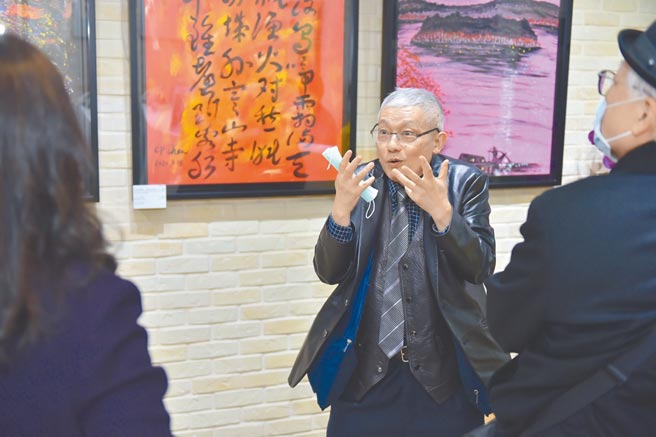 陈持平（中）本业是妇产科医师，「艺术治疗」是他的创作理念。其爆发创作出的艺术作品极为震撼感官，充满动态之美。图／陈持平提供