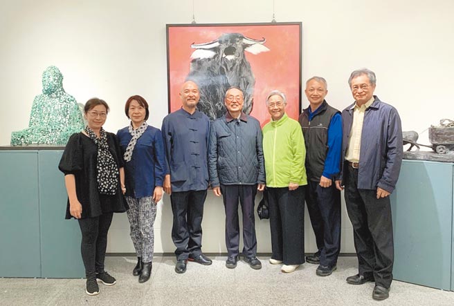 许文融（左三）及99度艺术中心董事长张瀞文（左二）为企业家施振荣（中）等贵宾解说作品并合影。图／99度艺术中心提供