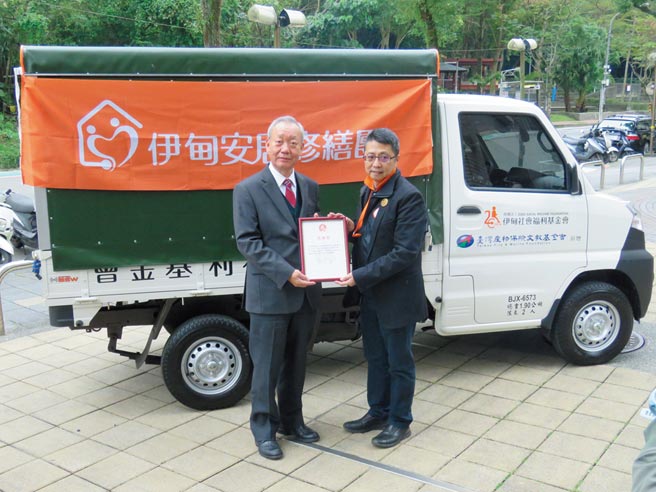 「爱心修缮专车」交车仪式，由臺湾产物保险总经理宋道平（左）与伊甸社会福利基金会执行长曹俭副（右）共同与会。图／臺湾产物提供