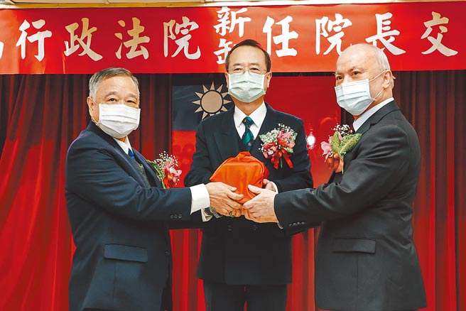 蔡英文总统不避嫌，任命表姊夫吴明鸿（右）为最高行政法院院长，昨天在司法院长许宗力（中）监交下，从卸任院长蓝献林（左）手中接下印信。（郭吉铨摄）