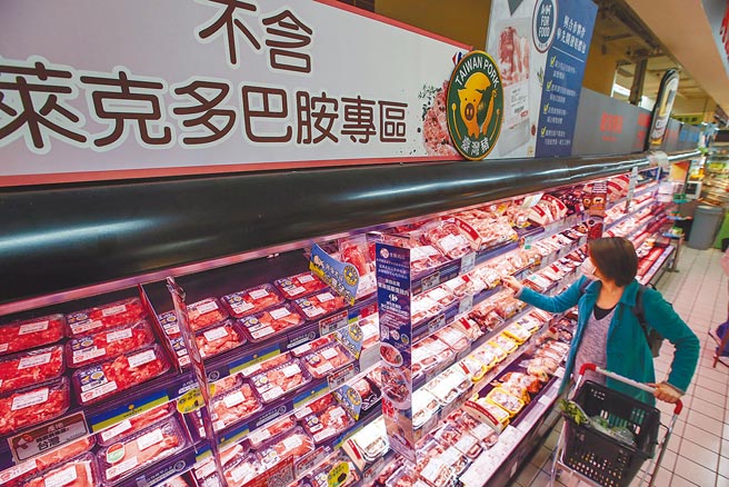 台北市不含莱剂专区元旦上路，家乐福设有消费者不含莱剂专区，供民眾安心选购猪肉。（邓博仁摄）