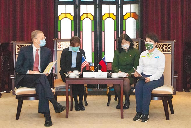 美国在台协会（AIT）处长郦英杰（左）日前到台中市政府拜会；市长卢秀燕（右）当面表达市民反对放宽含莱剂猪肉进口的立场。（本报资料照片）