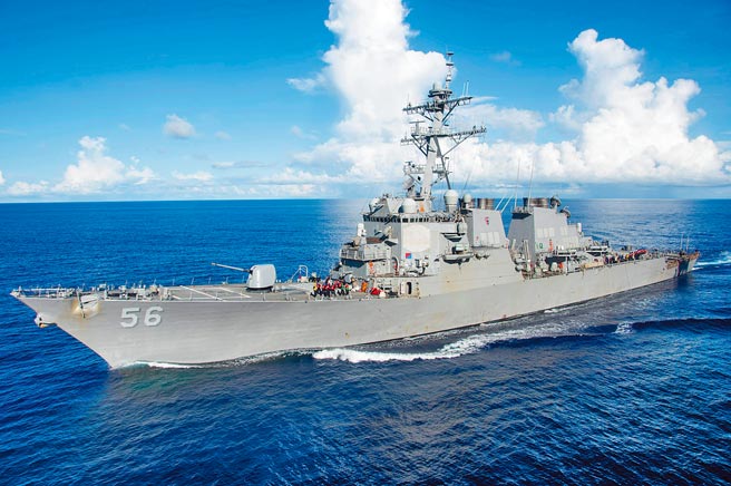 美国麦肯号和魏柏号2艘勃克级神盾驱逐舰，昨日凌晨以双舰编队穿航台湾海峡。图为麦肯号2017年4月行经菲律宾海。（路透）