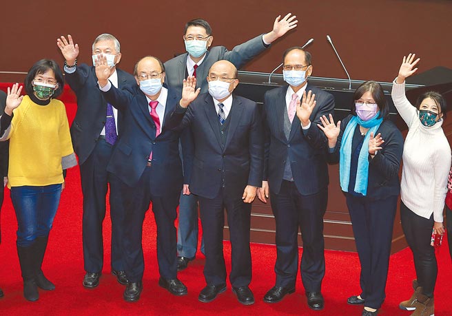 立法院昨日第2会期最后一天结束后，行政院长苏贞昌（中）向立委表达感谢，并与立法院长游锡堃（右三）一同挥手致意。（姚志平摄）