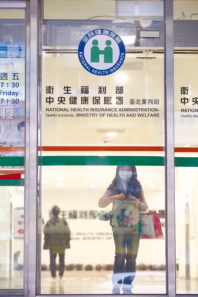 健保会11月底完成费率审议，卫福部迟未松口最终方案，昨突然公布费率调涨结果，不免令人质疑，选在年底「清仓」，是否为莱猪争议转移焦点？（本报资料照片）