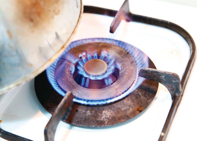 新天然气价公式今年正式上路，中油未来天然气採「差别调幅」，昨宣布1月平均降幅1.25％，其中又以家户天然气价降5.4％最多。（本报资料照片）