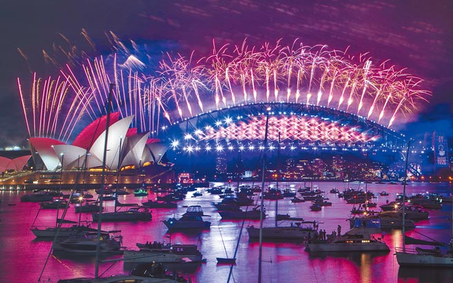 2021年！新冠疫情贯穿2020年世界大事，美国总统选举深受疫情影响，也是川普连任失利最大的原因！全球疫情蔓延，在澳洲雪梨，以往动辄百万人的庆祝新年活动，今年也被迫大幅度缩减。（美联社）