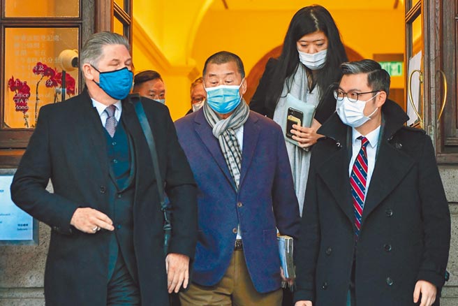 香港特区终审法院昨日审理律政司早前就黎智英（中）获准保释提出的上诉，终审法院法官听取陈词后于下午4时颁布裁决。（中新社）