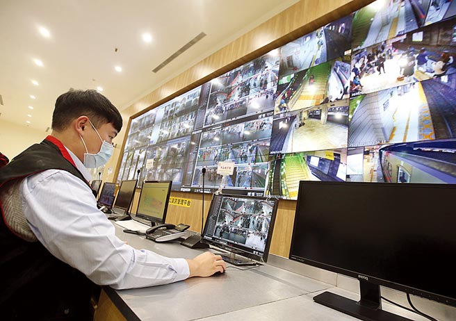 交通部长林佳龙昨日前往台北车站，视察元旦连续假期整备状况，并向假期留守的员工加油打气，在台北车站联合防灾中心内，值班人员紧盯监视器萤幕，掌握车站内的最新状况。（范扬光摄）