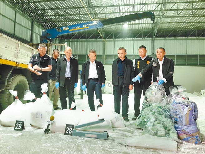 台泰警方跨國合作打擊毒品犯罪，在泰國境內倉庫查獲愷他命毛重208公斤。（警方提供／柯宗緯高雄傳真）