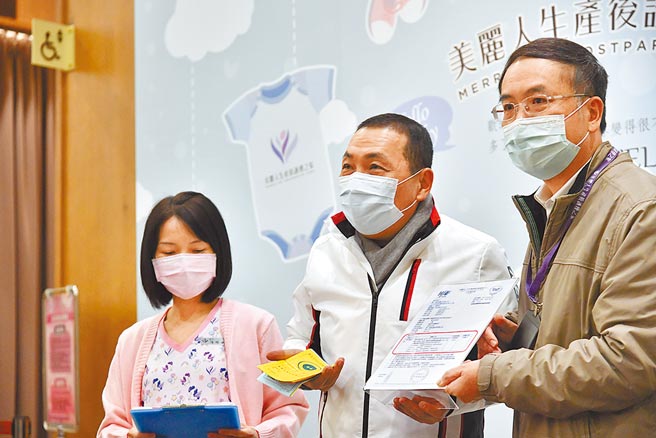 新北市长侯友宜（中）昨前往产后护理之家视察业者自律使用国产猪肉情形。（戴上容摄）