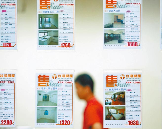依据内政部昨发布第3季全国住宅价格指数，台北市再次回到台北居得15年不吃不喝的年代。图为房仲者张贴房屋贩售讯息招揽换屋者目光。（本报资料照片）