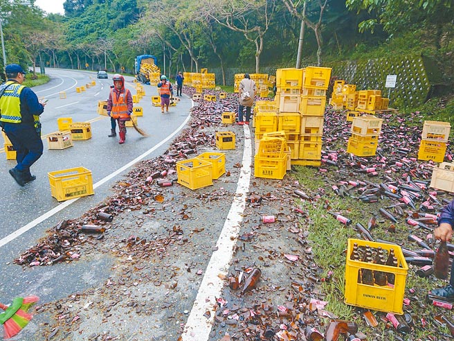 1辆载满1000多箱米酒的联结货车昨行经瑞穗舞鹤山大弯道时，疑因过弯太急，米酒摔出碎满地。（民眾提供／罗亦晽花莲传真）