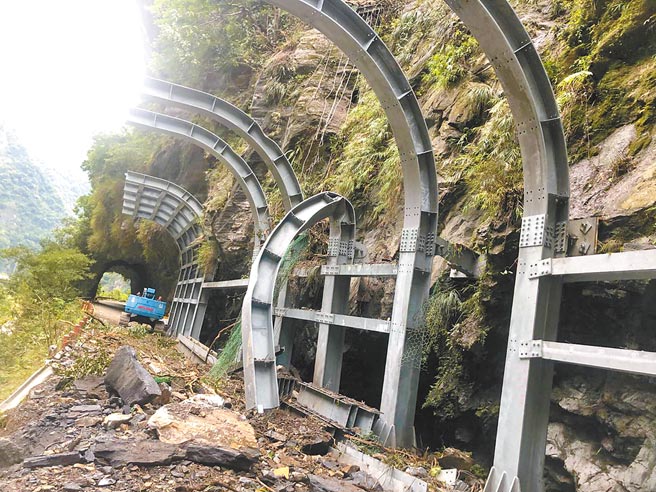 太魯閣國家公園管理處施作中橫公路舊道禪光寺至新長春橋路段防落石棚工程，將延長封閉至3月31日。（太管處提供／王志偉花蓮傳真）