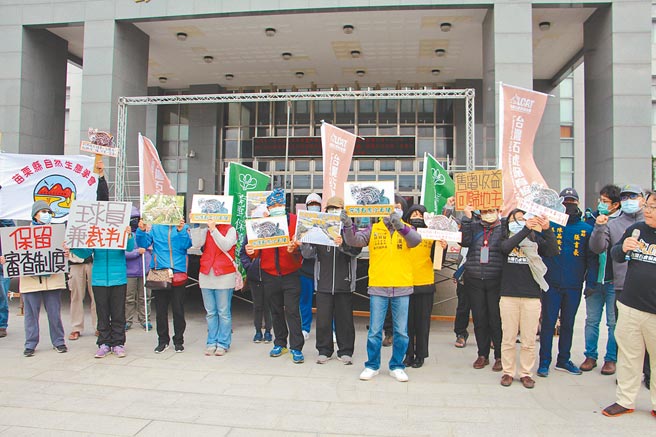 保育团体昨日前往苗栗县政府抗议，要求县府保留农地变更光电案的审查机制。（何冠娴摄）