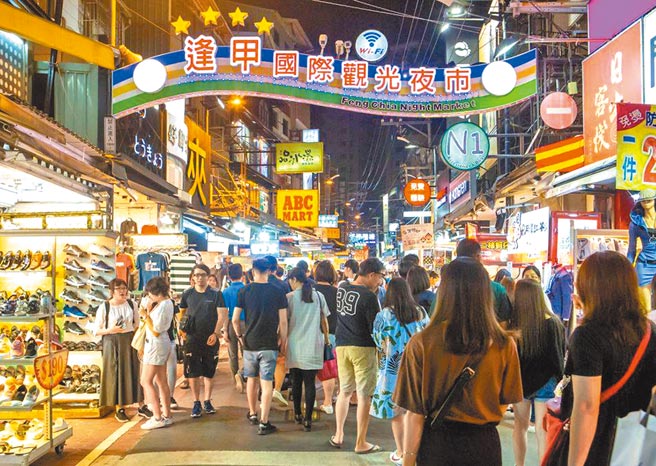 台中市政府与逢甲观光夜市管理委员会合作，昨日起举行为期4天的喜「逢」新年逢甲美食优惠活动，欢迎民眾一同到逢甲夜市欢庆新年假期。（台中市政府提供／陈世宗台中传真）