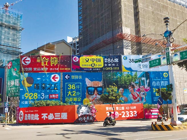 桃园市地方税务局统计，桃园非自住住家用房屋占比逐年减少，3户以上非自住大都是建商余屋。（蔡依珍摄）