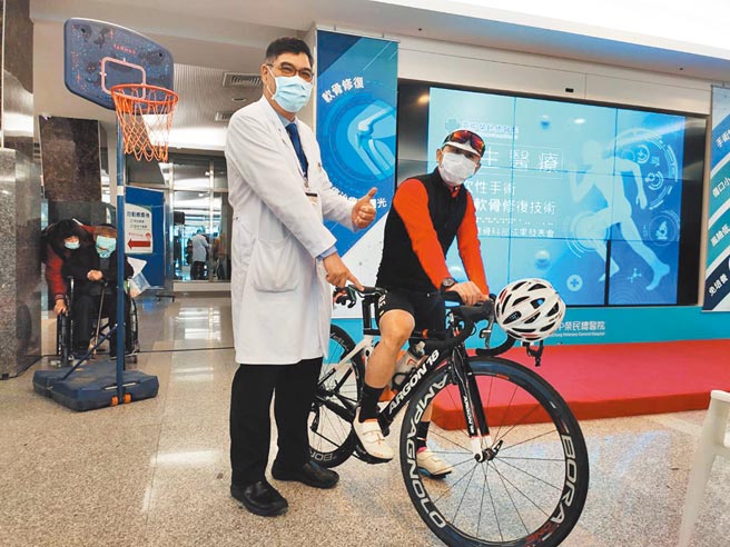 台中市48岁黄姓男患者（右）膝盖软骨破损，经「软骨自体移植再生手术」后重拾骑车乐，还完成台北到高雄360公里单车之旅。（张妍溱摄）