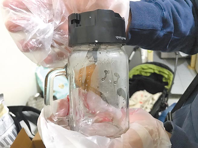 废三倍?消费诈欺案，保全员陈男为湮灭证据，将废三倍?搅碎加酱油炒成泥状，检警查扣后送鑑定，确认残余物内与真券的防偽纤维与印墨相符。（检方提供／陈淑芬台中传真）