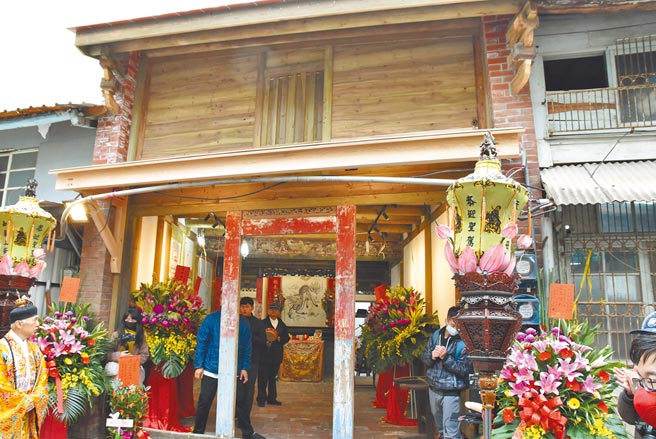 清朝咸丰年间开馆的北港「集雅轩」是云林县少数有曲馆建筑的北管社团，修復工程已9成，进入最后彩绘阶段，昨日提早举行入火安座大典。（周丽兰摄）